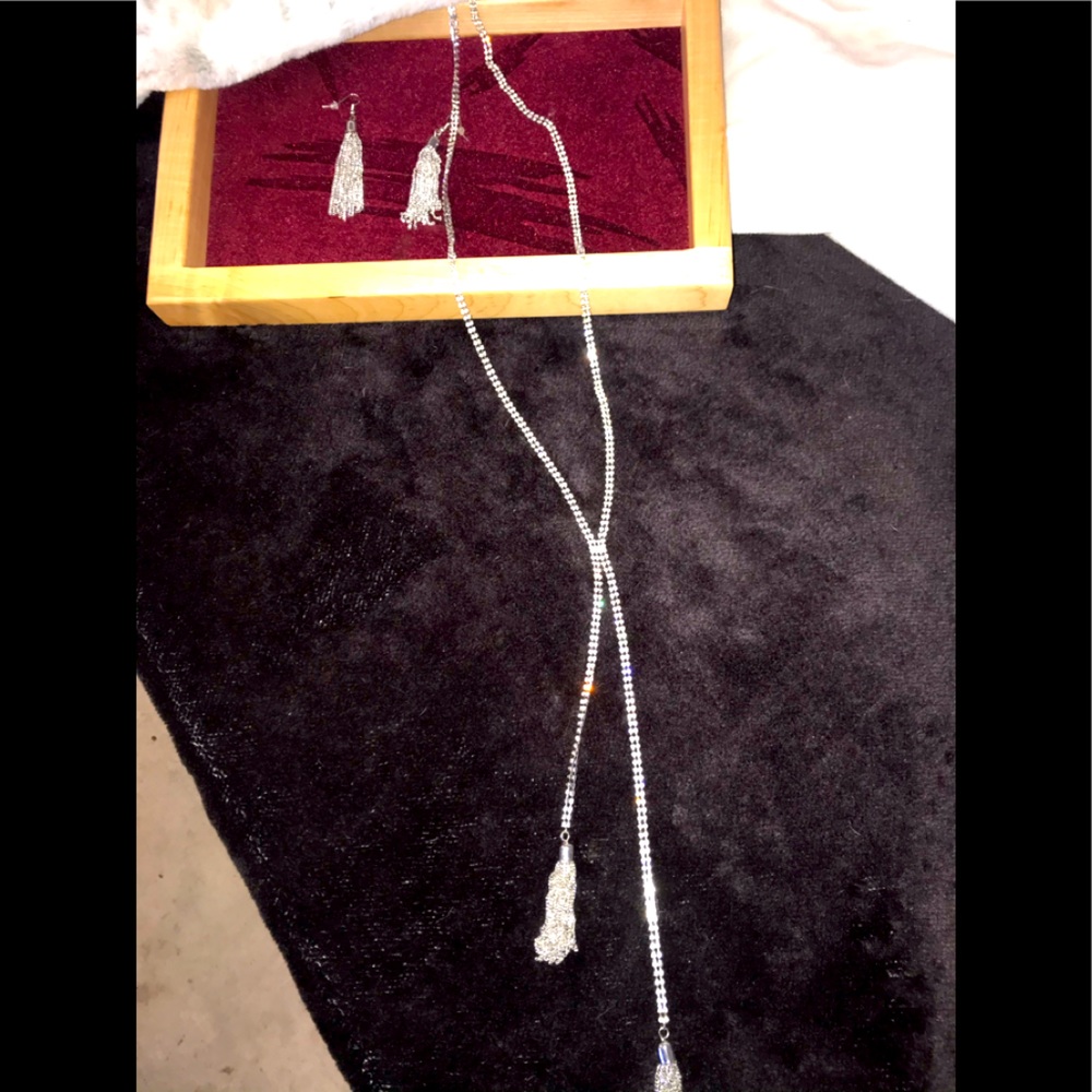 NWOT Silver costume jewelry. Necklace & earrings